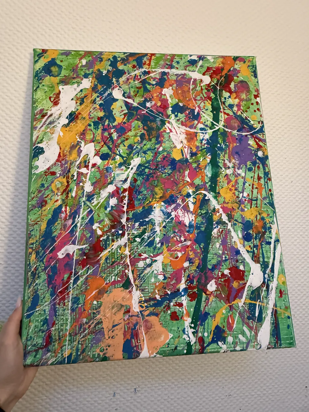 Fertige Leinwand mit buntem Splatter in Grün, Blau, Gelb und Rot