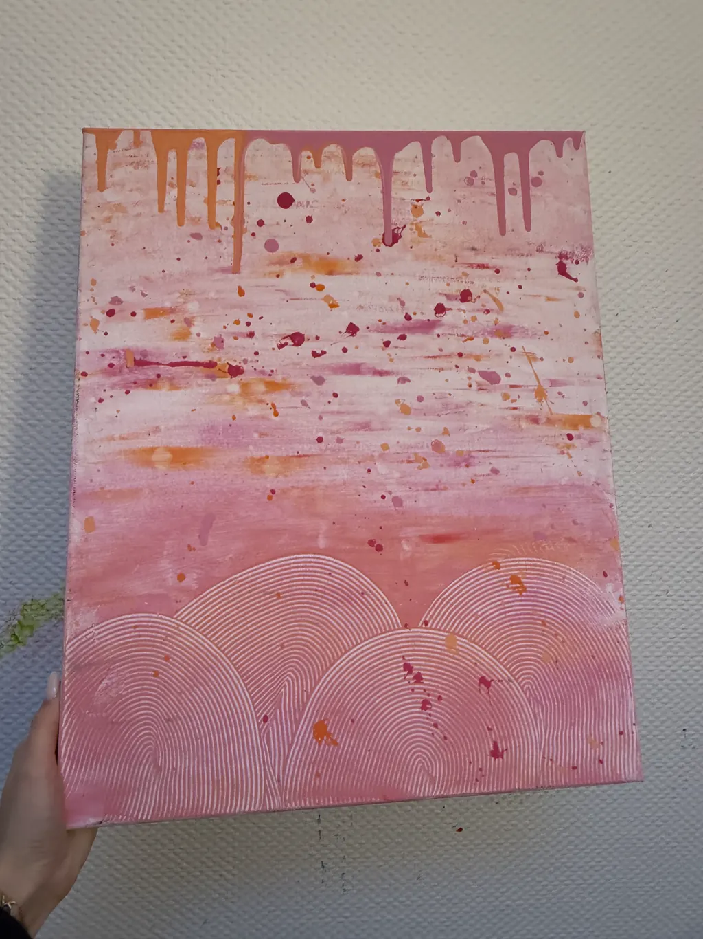 Fertige Leinwand in Rosa und Orange mit laufenden Tropfen