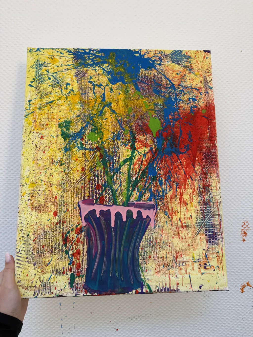 Fertige Leinwand mit gemalter blauer Vase auf gelbem Grund